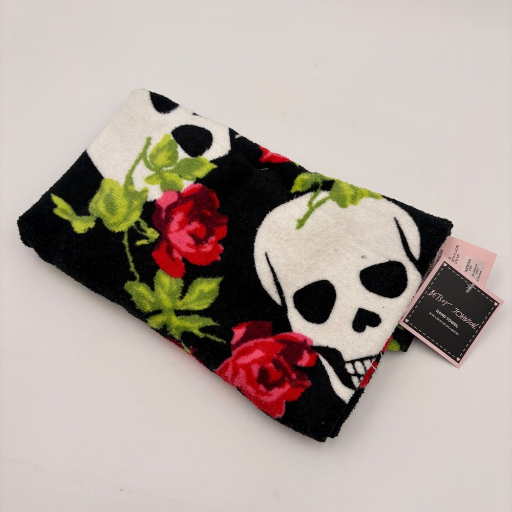 Betsey Johnson Skull and Roses Hand Towel Black Red White 100 Cotton NWT 16x26